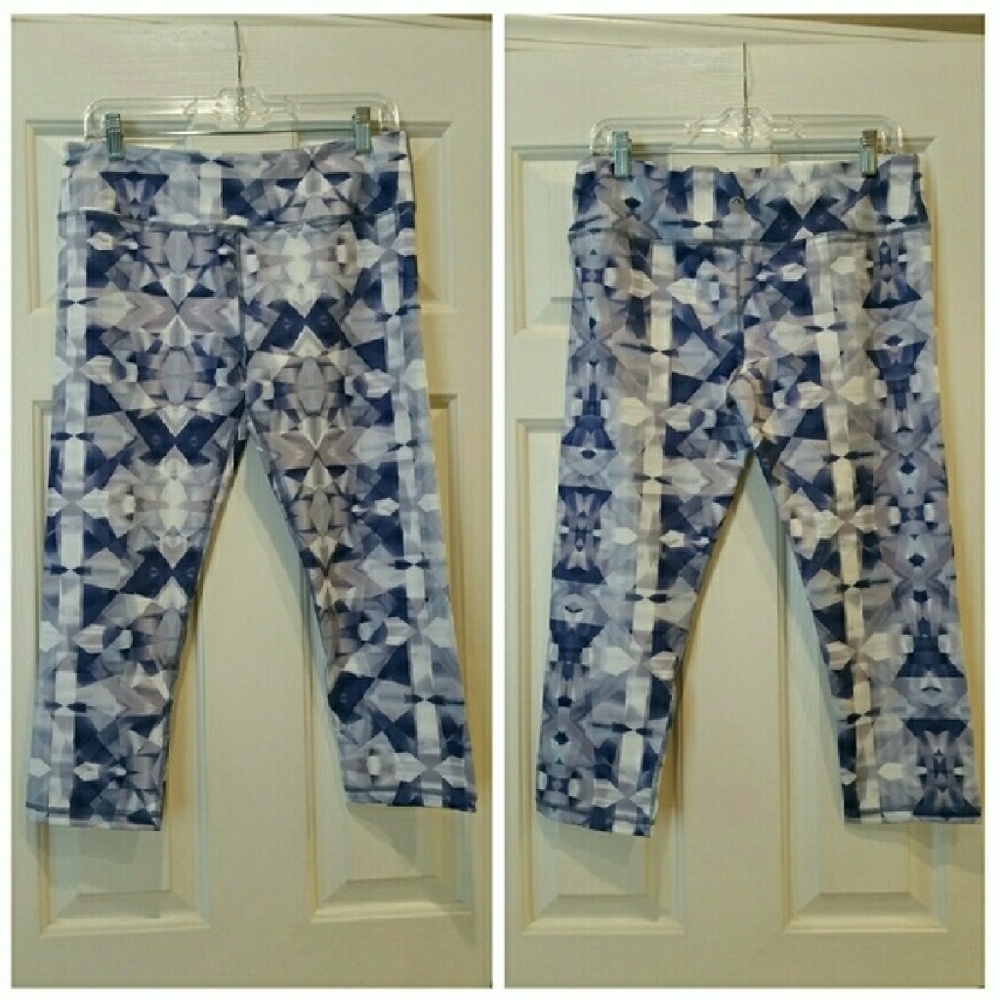Scorpio Sol Blue Geometric Pattern Capri Leggings
